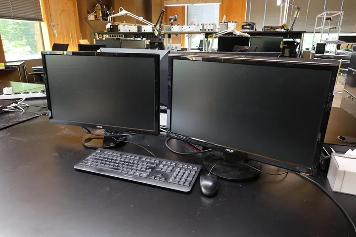 2 x Bildschirm 1 x Tastatur 1 x Maus